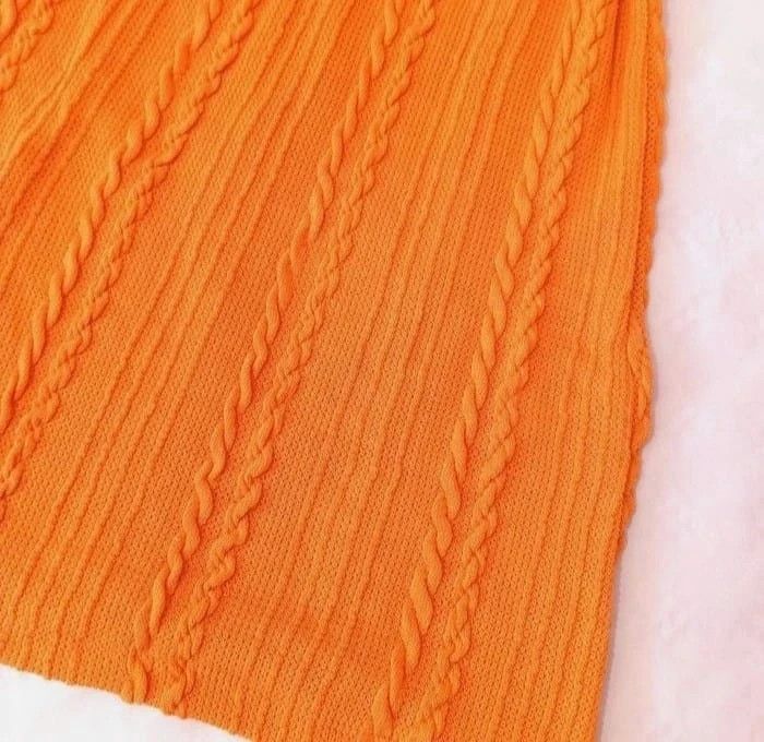 Robe courte en maille torsadé a épaulettes pour femme. Couleur Orange. Taille M. - photo numéro 5