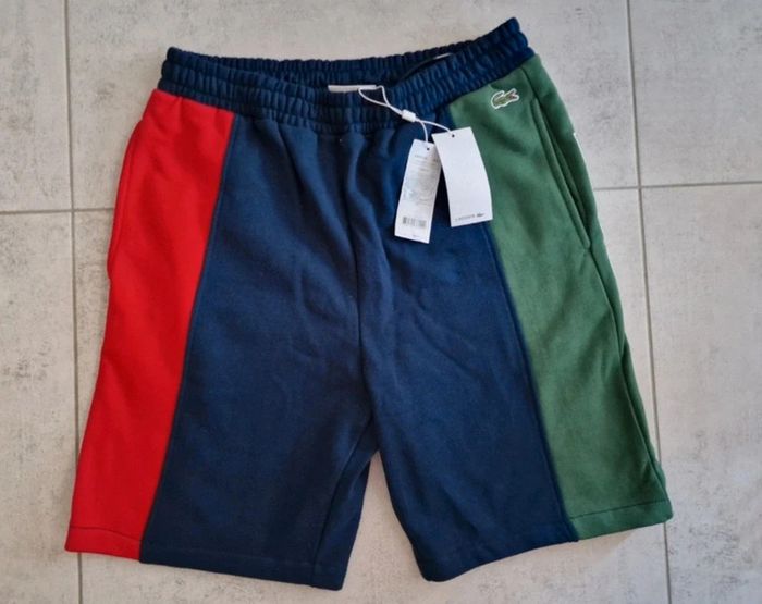 Short Lacoste taille 4 Neuf