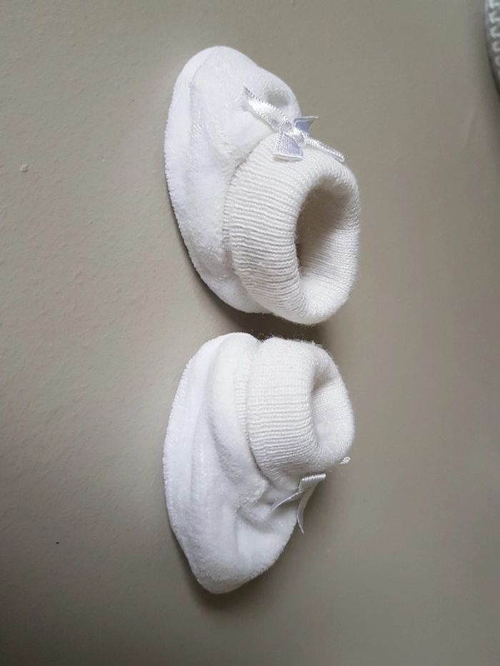 Chaussons bébé blanc avec nœud - photo numéro 3