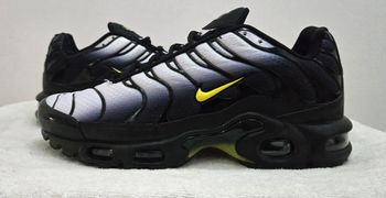Nike Air Max Plus Tn , dans un coloris dégradé noir → gris/bleu avec swoosh jaune.T 40 et 41