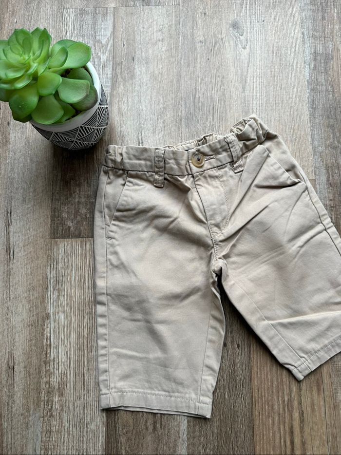 - Short Chino Kiabi       - 5 ans - Très bon état, mini tache