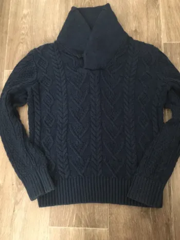 Gilet bleu marine avec un col montant