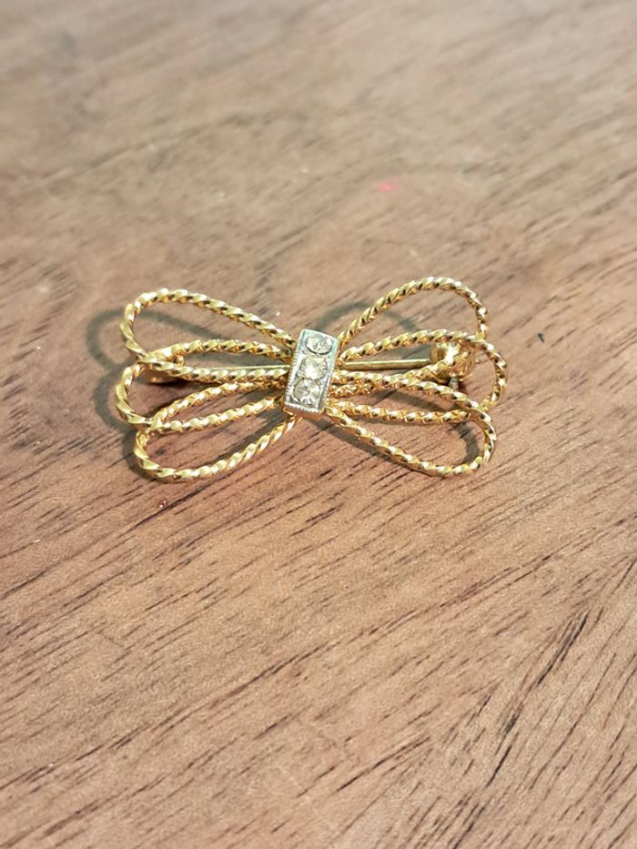 Broche noeud de fils torsadés et strass