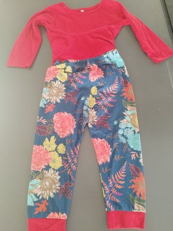 Haut rouge avec pantalon fleuri