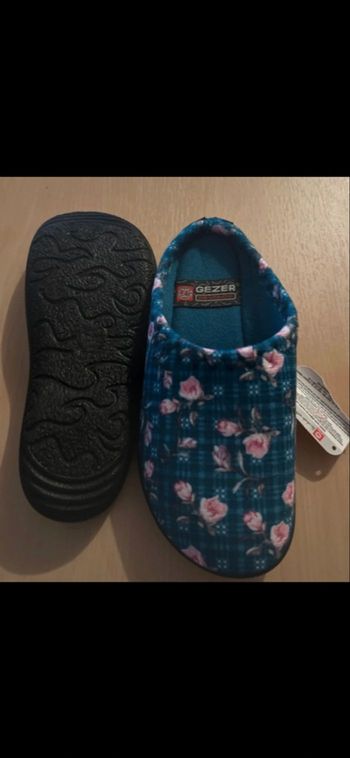 1 paire de pantoufle fleuri neuve 