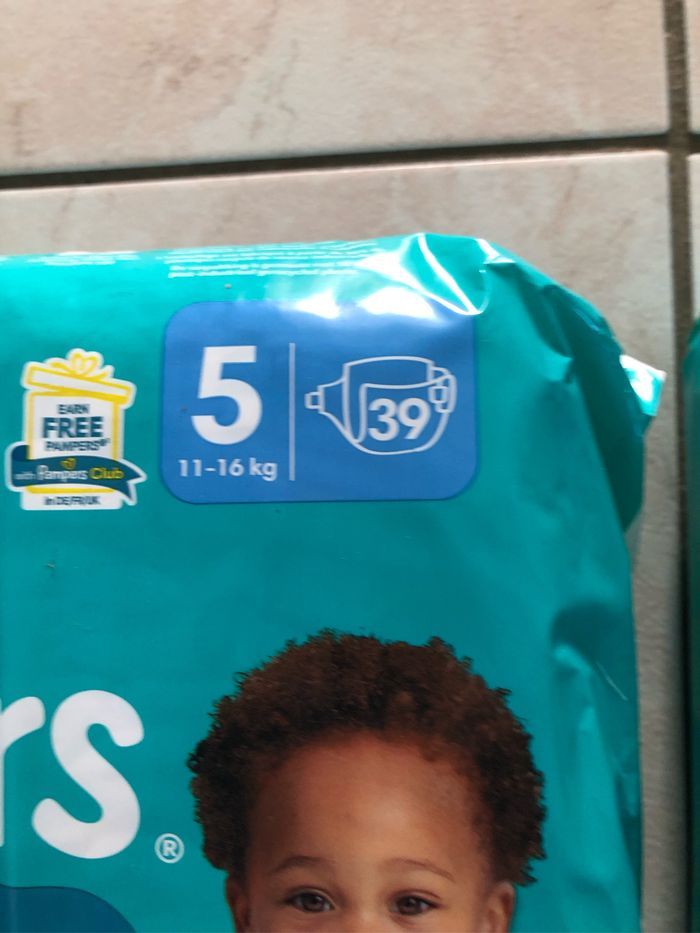 LOT DE 117 COUCHES PAMPERS BABY DRY TAILLE 5 NEUFS DANS L'EMBALLAGE - photo numéro 2