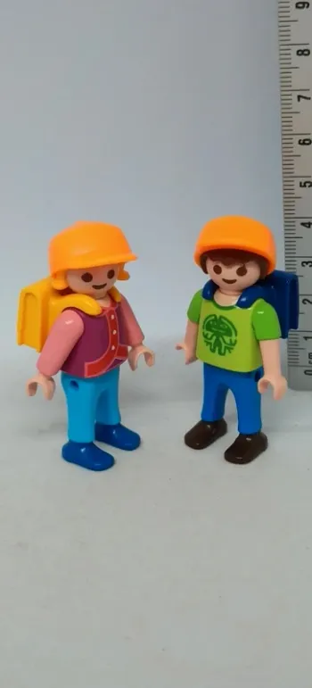 Enfants écoliers avec leurs cartables playmobil