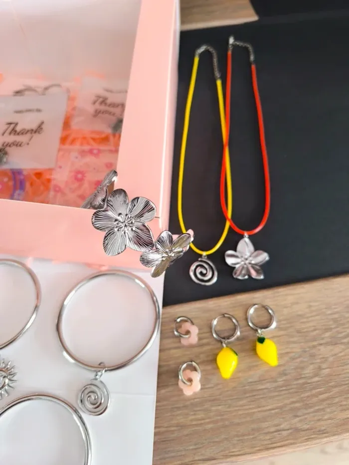 Lot de 25 bijoux argentés et multicolores - photo numéro 13