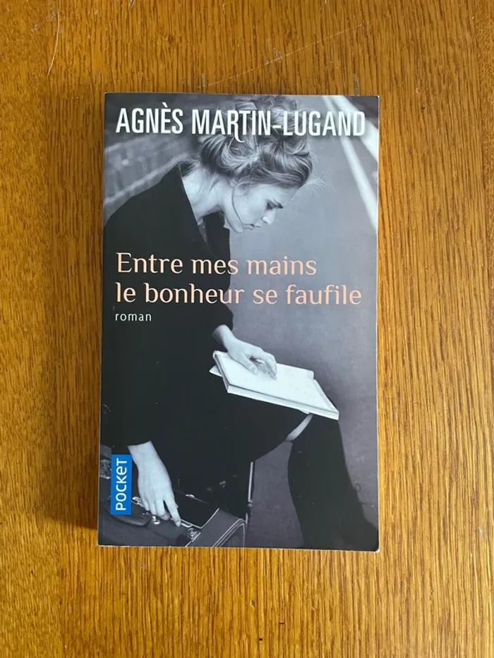 Livre entre mes mains le bonheur se faufile de Agnès Martin-lugand