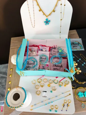 Lot de 40 bijoux dorés et turquoises