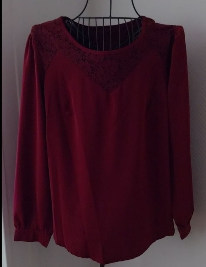 Blouse bordeaux.