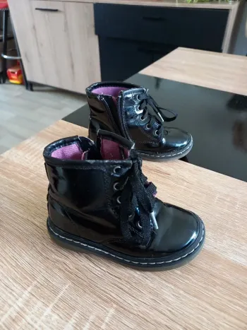 Chaussures noir vernis fille T23