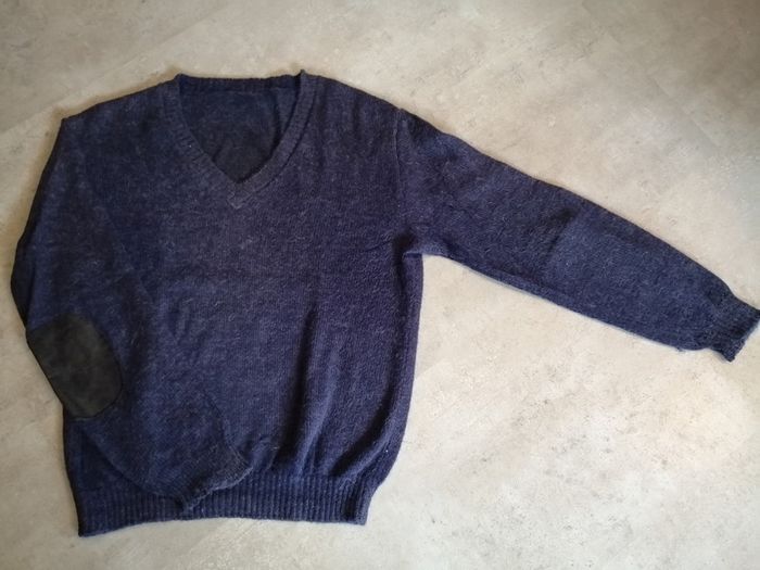 Pull col V marine Tricoté main.