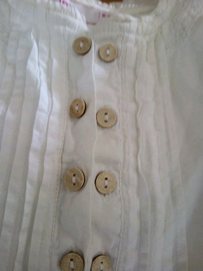 Robe blanche avec bouton en bois - photo numéro 2