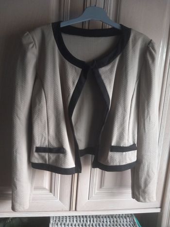 Veste courte marron et noir