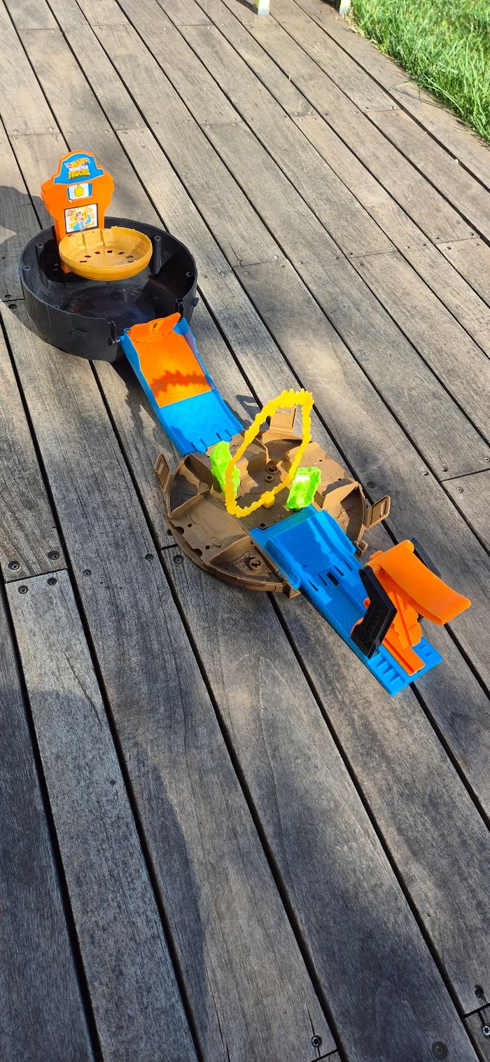 Circuit monster truck