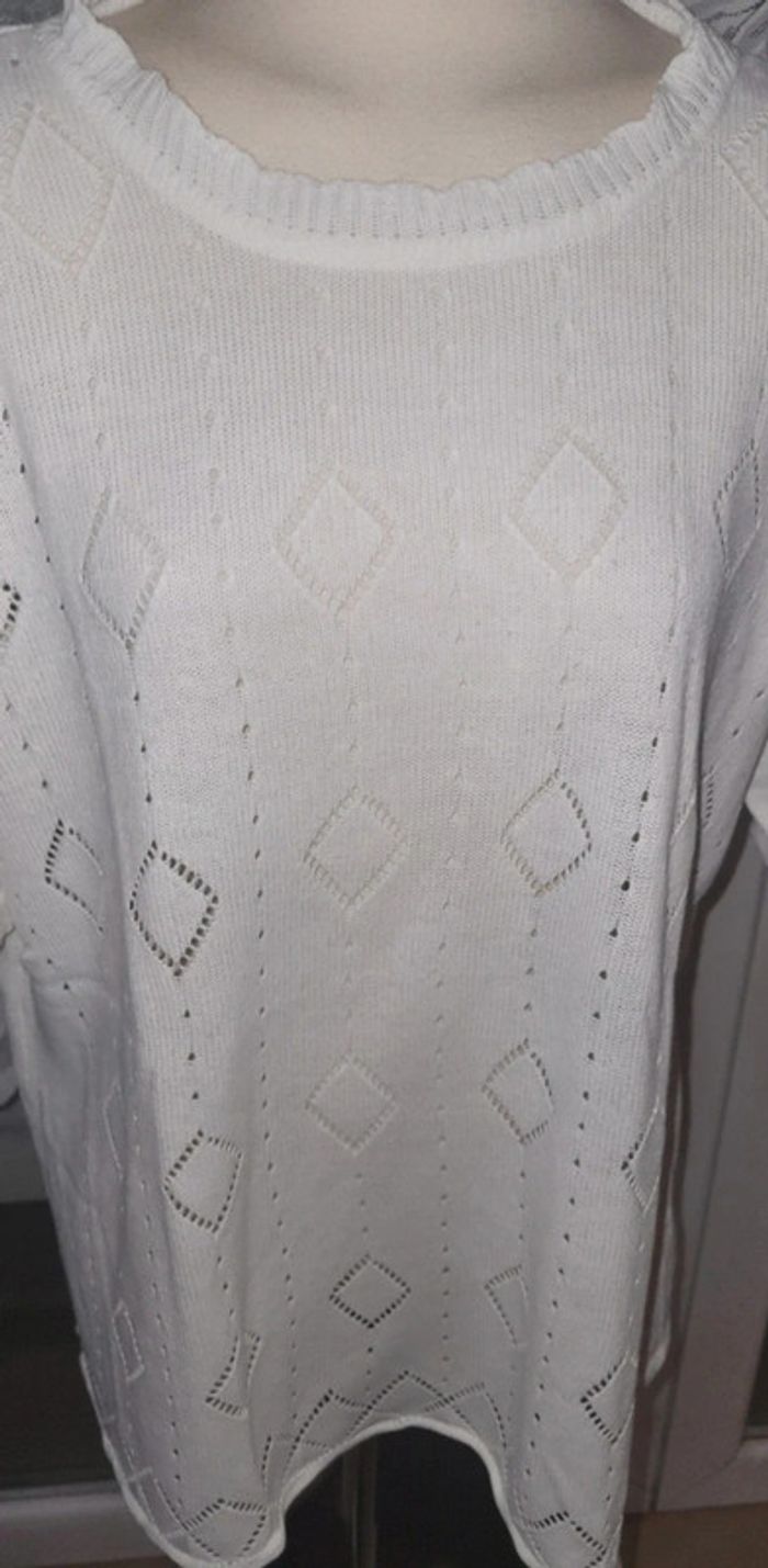 Haut blanc en maille ajourée – Élégance et légèreté - photo numéro 2