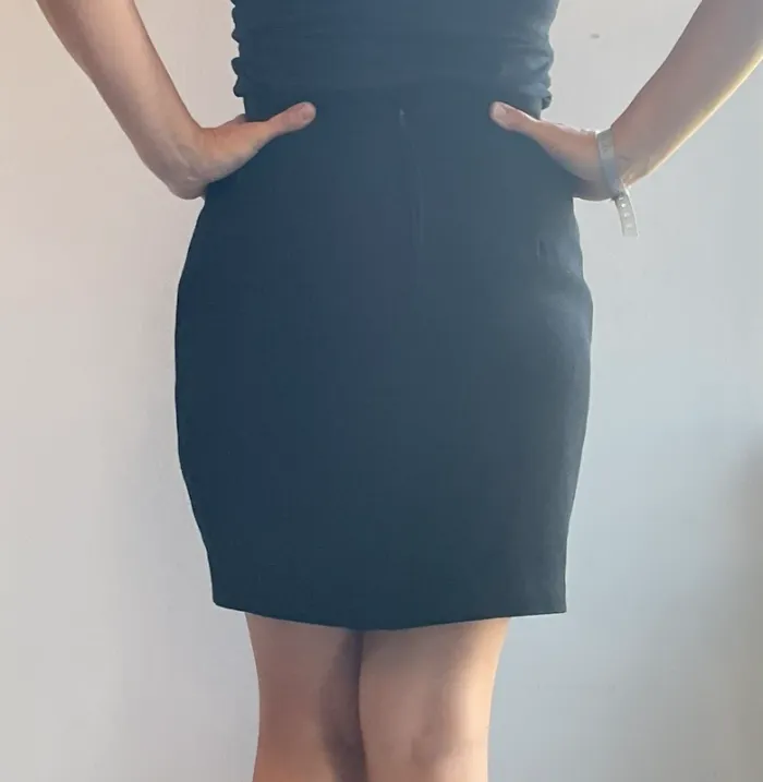 Jupe chic courte noire - photo numéro 2