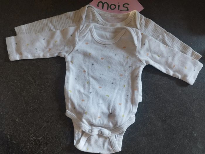 Lot bodies "toujours dans la lune" 1 mois - photo numéro 5