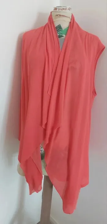 Gilet rouge - léger - en très bon état - taille 4