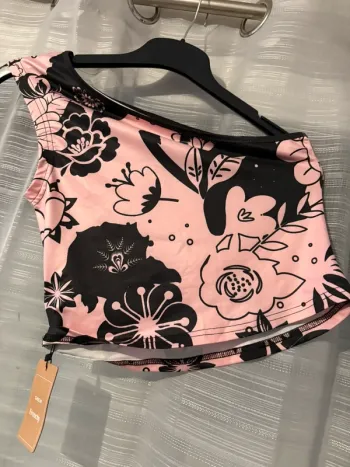 Haut 1 bretelle rose et noir