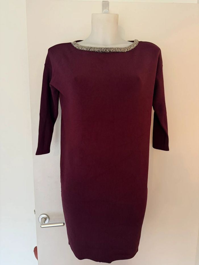 Robe bordeaux avec perles au col Esprit