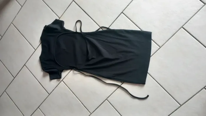 Robe noire manches courtes dos nu jennyfer taille s