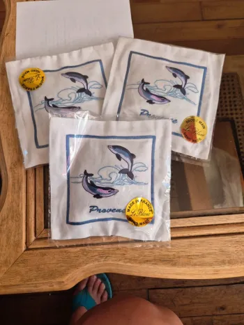 mini coussin de lavande avec broderie dauphin