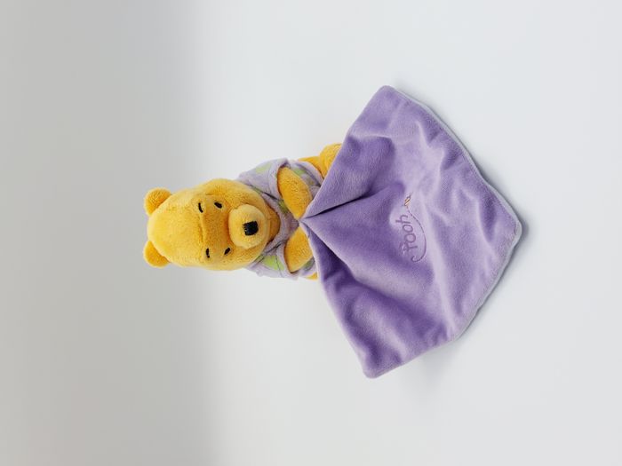 Peluche doudou Winnie l’ourson mouchoir Pooh abeille DISNEY mauve luminescent
