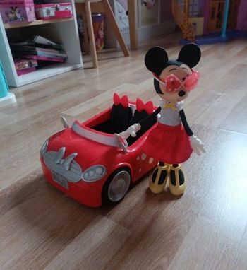 Minnie et sa voiture 