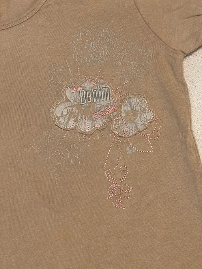 T-shirt beige avec fleurs - Alphabet création - 8 ans - photo numéro 2