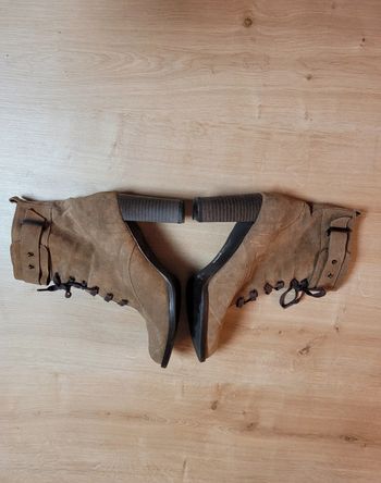 Bottillons à talons et lacets femme Naf Naf taille 41