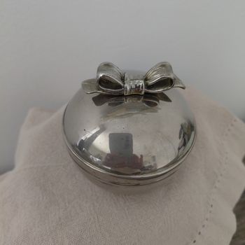 Boîte en métal argenté