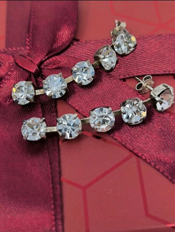Parure vintage – Broche fleur & boucles d’oreilles pendantes en métal argenté et strass - photo numéro 5