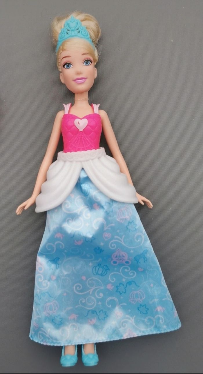 Disney Princess : Poupée Cendrillon et ses tenues - photo numéro 5