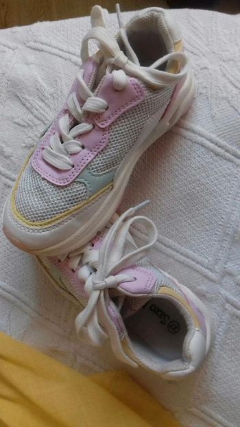 Basket à lacets couleurs pastel pointure 27