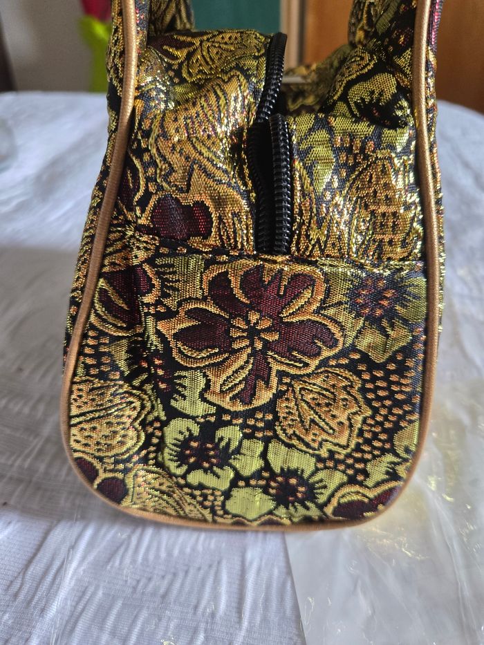 Sac à main aux broderies bordeaux et dorées - photo numéro 3