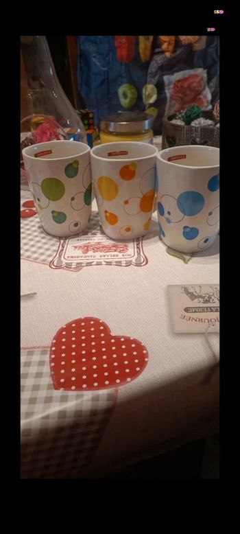 Tasses blanches à pois
