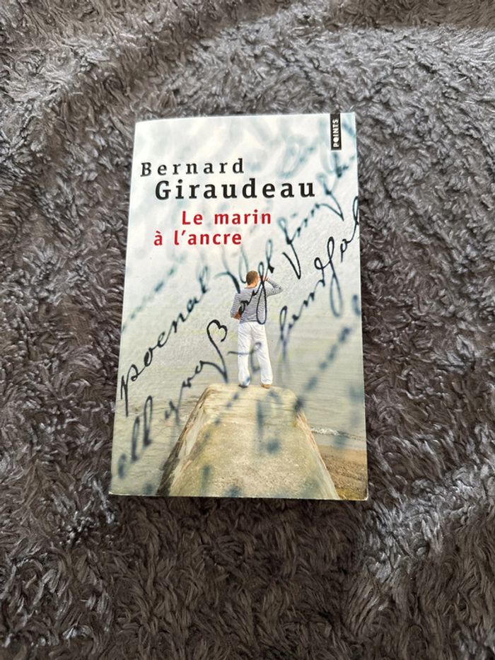 Livre de poche le matin à l’ancre