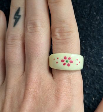 Bague en plastique style vintage