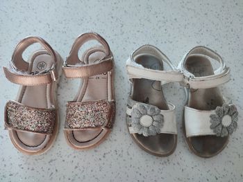 Nu-pieds paillettes roses (taille 24)+une paire blanche et argentée offerte (25)
