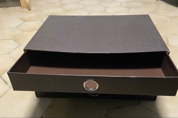 Petit meuble 3 tiroirs en carton bon état quelques défauts