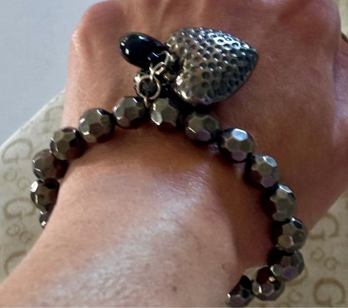 Bracelet perles anthracite avec breloques