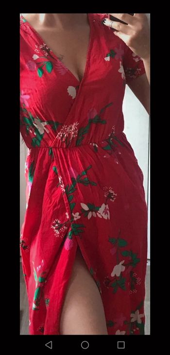 Robe longue, rouge à fleurs, fendue. Kiabi