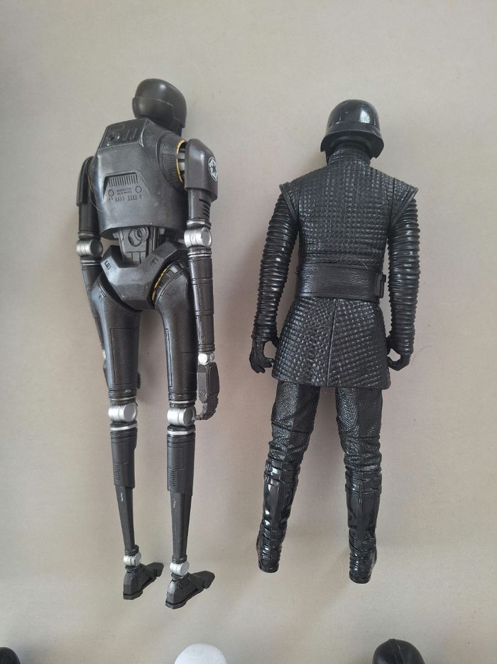 lot de 6 figurines Star Wars, 5 grandes et une géante de 50 cm .
-Death Trooper
-K-2SO
-Kylo Ren x 2
-Stormtrooper
-Dark Vador - photo numéro 6