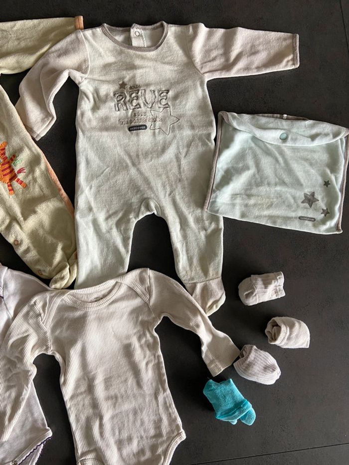 Pyjamas bodies chaussettes 6 mois - photo numéro 3