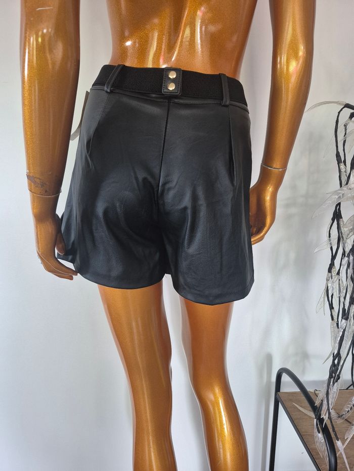 Jupe-short Femme Noire Simili-Cuir Taille M/38 - photo numéro 2
