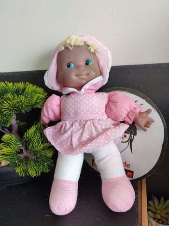 poupée poupon bébé blonde rose noir rose robe coeur bonnet carreau vichy PE0256