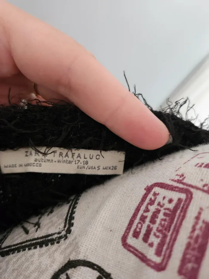 Superbe Pull noir tout doux de marque Zara et de taille 36 - photo numéro 4