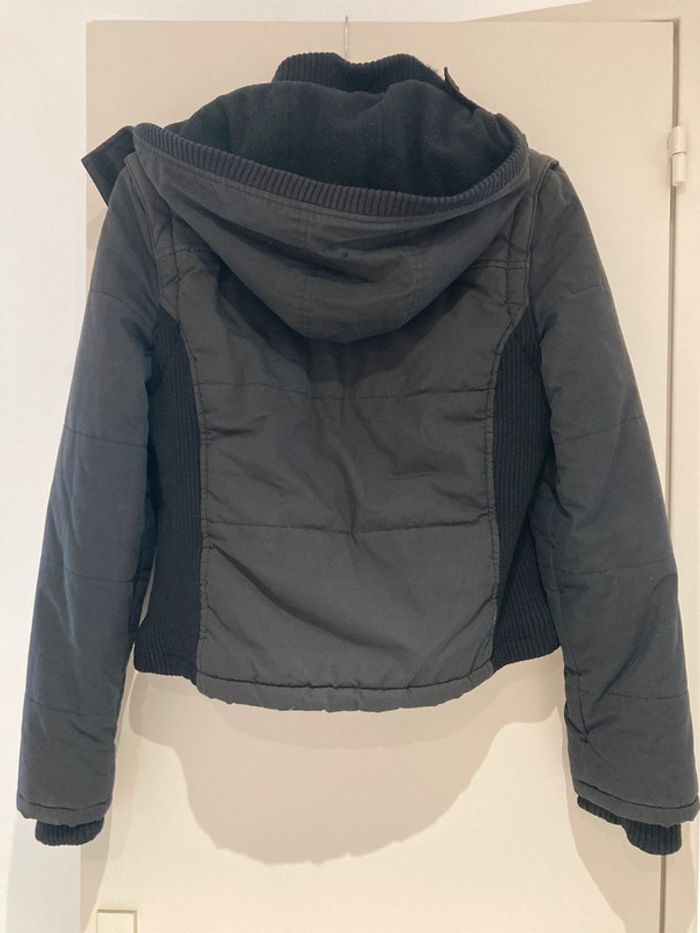 Blouson noir avec capuche - photo numéro 2